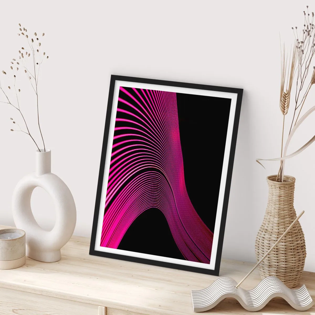 Plakat w czarnej ramie - Dynamiczne różowe linie na czarnym tle - 50x70cm - Aleja światła - Nowoczesna dekoracja ścienna do salonu i sypialni ARTTOR
