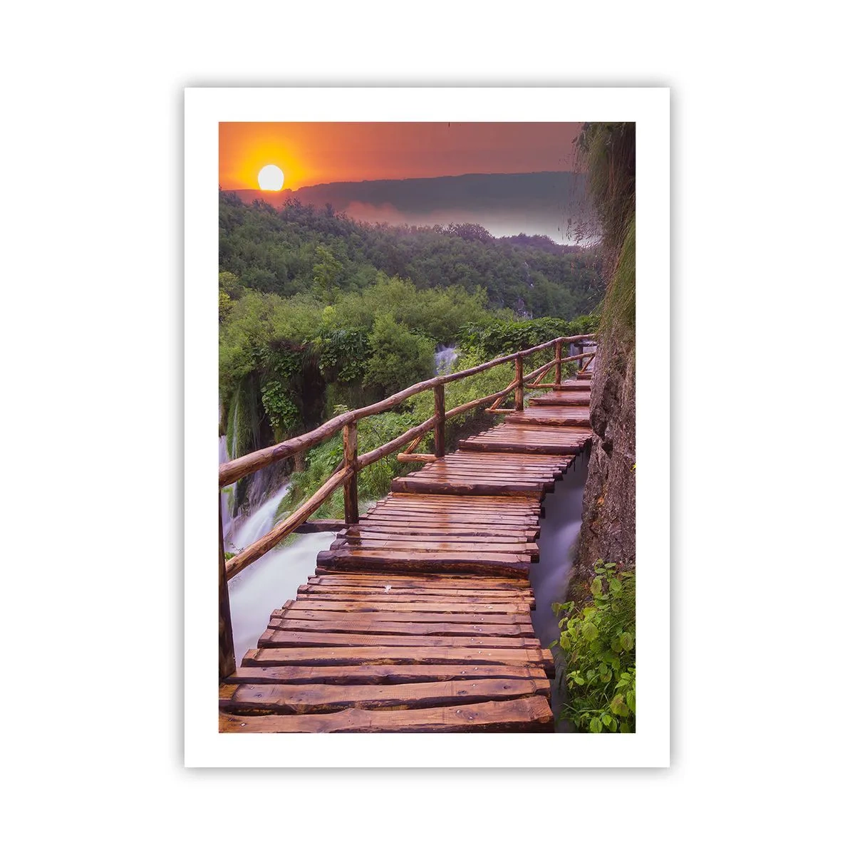 Plakat - Drewniany mostek wśród zieleni i zachodzącego słońca - 50x70cm - Piękno nie do uwierzenia - Nowoczesna dekoracja ścienna do salonu, kuchni i sypialni ARTTOR