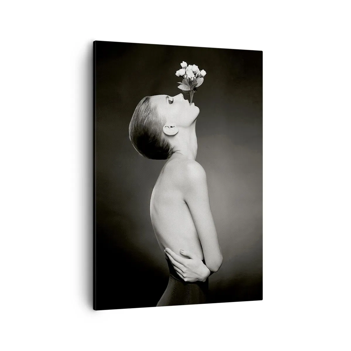 Obraz na płótnie - Czarno-biały portret kobiety z kwiatem unoszonym przez usta - 50x70cm - Ekscentryczna elegancja - Nowoczesna dekoracja ścienna do salonu, kuchni i sypialni ARTTOR