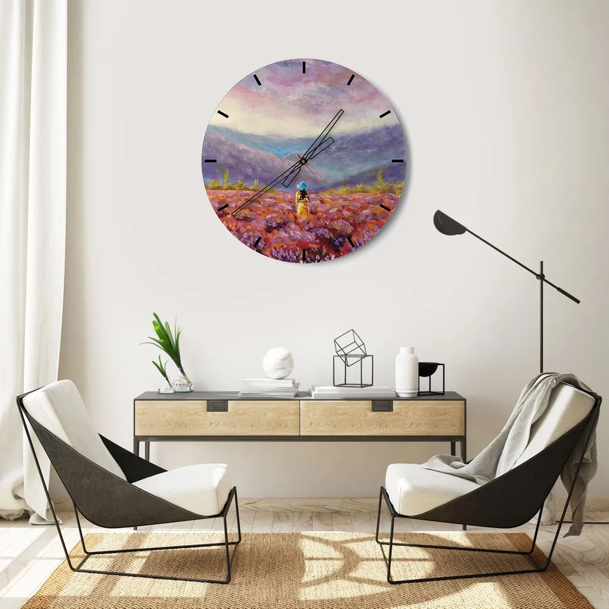 Zegar ścienny - Kobieta w kapeluszu wśród lawendowego pola z widokiem na góry - 30x30cm - W lawendowym świecie - Nowoczesna dekoracja ścienna do salonu, kuchni i sypialni ARTTOR