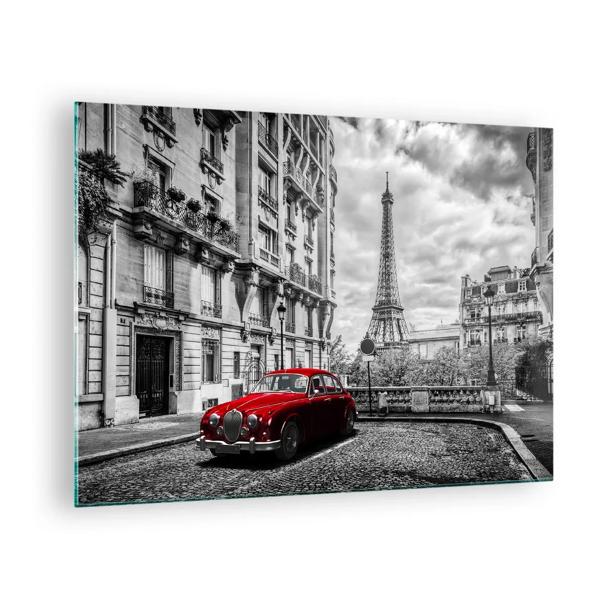 Obraz na szkle - Czerwony samochód na tle wieży Eiffla w czarno-białym Paryżu - 70x50cm - Drapieżnik w mieście - Nowoczesna dekoracja ścienna do salonu i sypialni ARTTOR