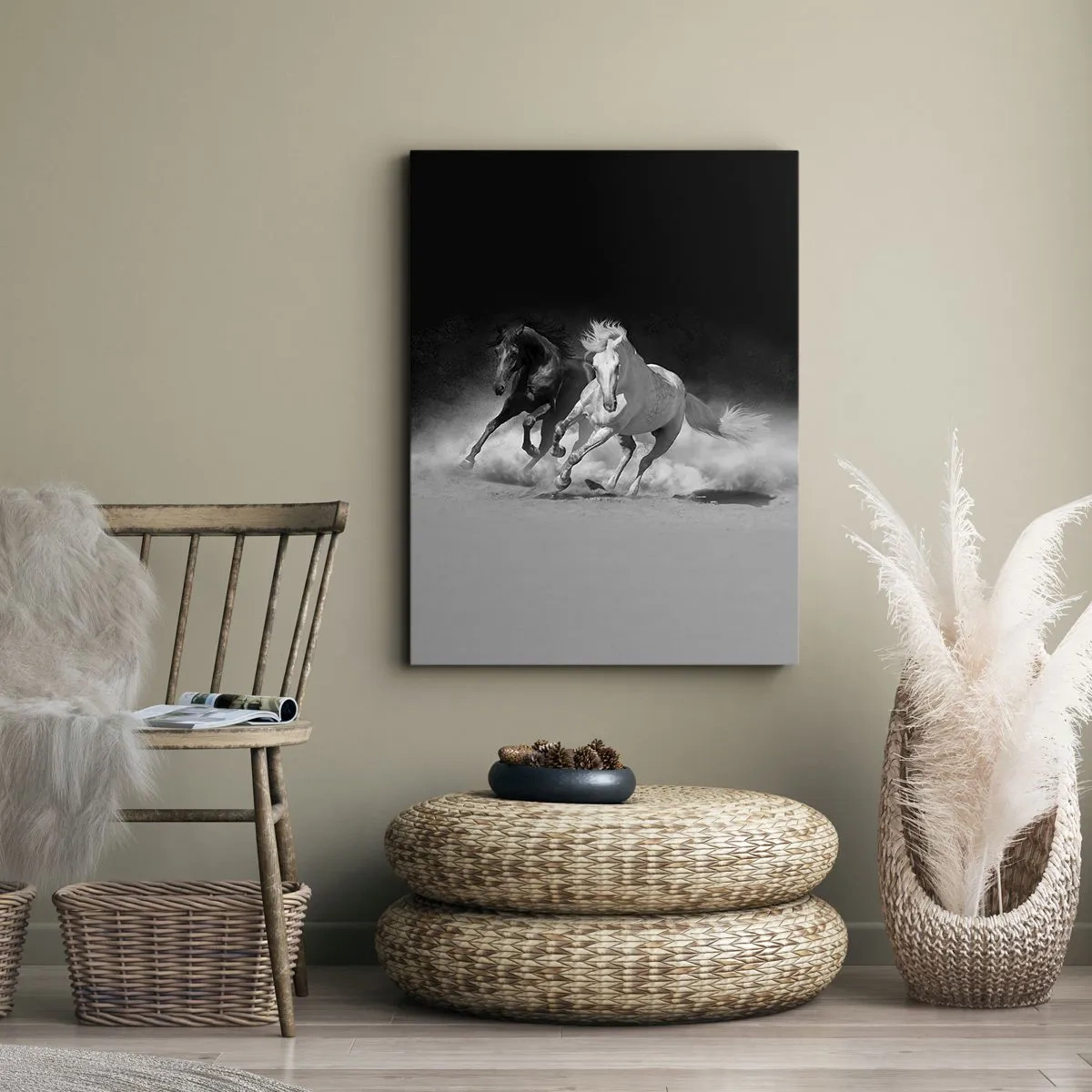 Obraz na płótnie - Czarno-biały obraz galopujących koni na tle kurzu i piasku - 50x70cm - Galop wolności - Nowoczesna dekoracja ścienna do salonu, kuchni i sypialni ARTTOR
