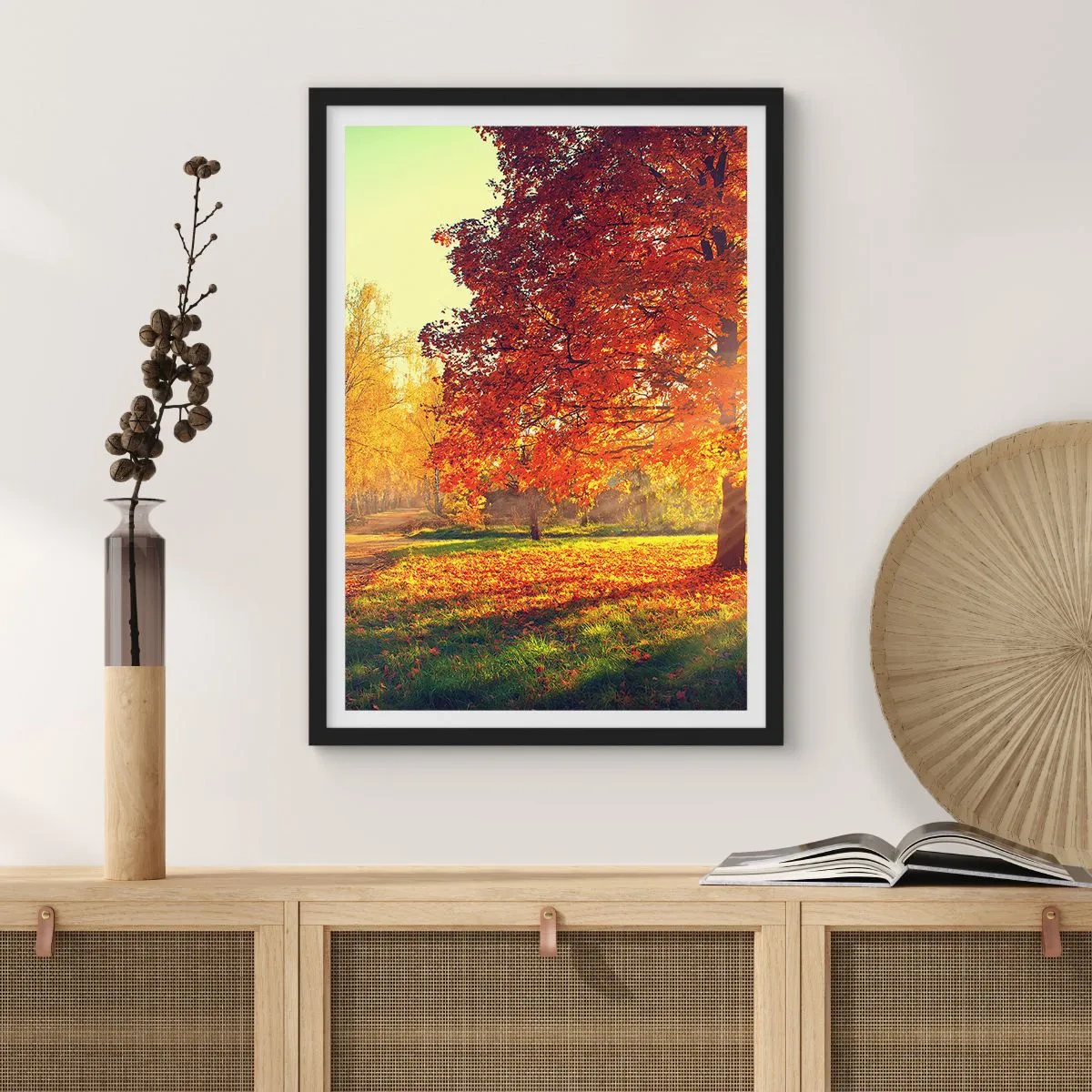 Plakat w czarnej ramie - Jesienny park z drzewem o złotych liściach w słońcu - 50x70cm - Rude jest piękne - Nowoczesna dekoracja ścienna do salonu i sypialni ARTTOR