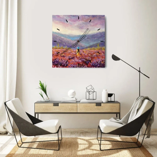 Zegar ścienny - Kobieta w kapeluszu spacerująca po polu lawendy - 30x30cm - W lawendowym świecie - Nowoczesna dekoracja ścienna do salonu i sypialni ARTTOR