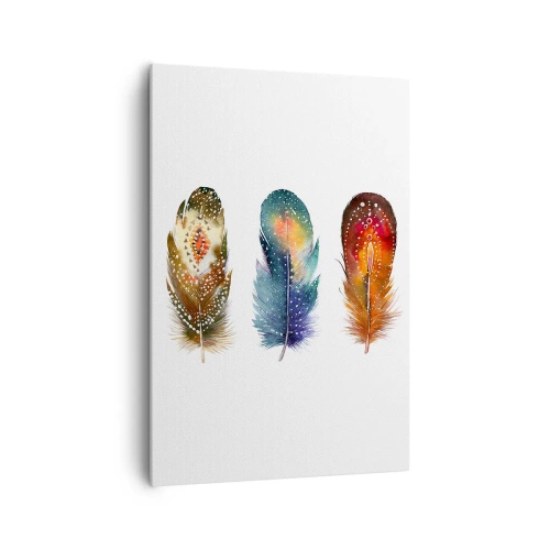 Obraz na płótnie - Trzy kolorowe pióra z artystycznymi wzorami na jasnym tle - 70x100cm - Rytuały, obrzędy, tajemnice - Nowoczesna dekoracja ścienna do salonu i sypialni ARTTOR