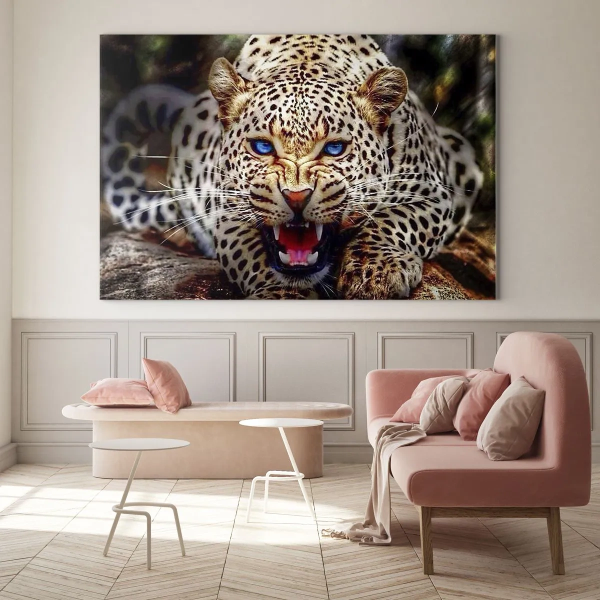 Obraz na szkle - Groźny lampart o niebieskich oczach w dzikiej naturze - 100x70cm - Złość piękności nie szkodzi - Nowoczesna dekoracja ścienna do salonu, kuchni i sypialni ARTTOR