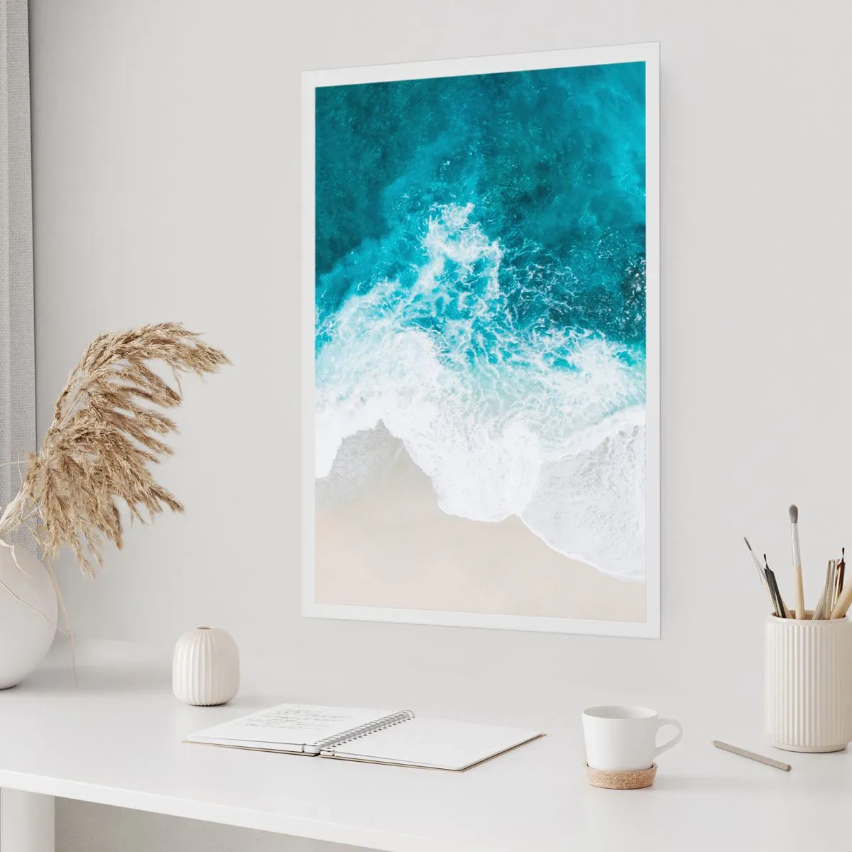 Plakat - Widok z góry na turkusowe fale rozbijające się o piaszczystą plażę - 50x70cm - Naturalna pieszczota - Nowoczesna dekoracja ścienna do salonu, kuchni i sypialni ARTTOR