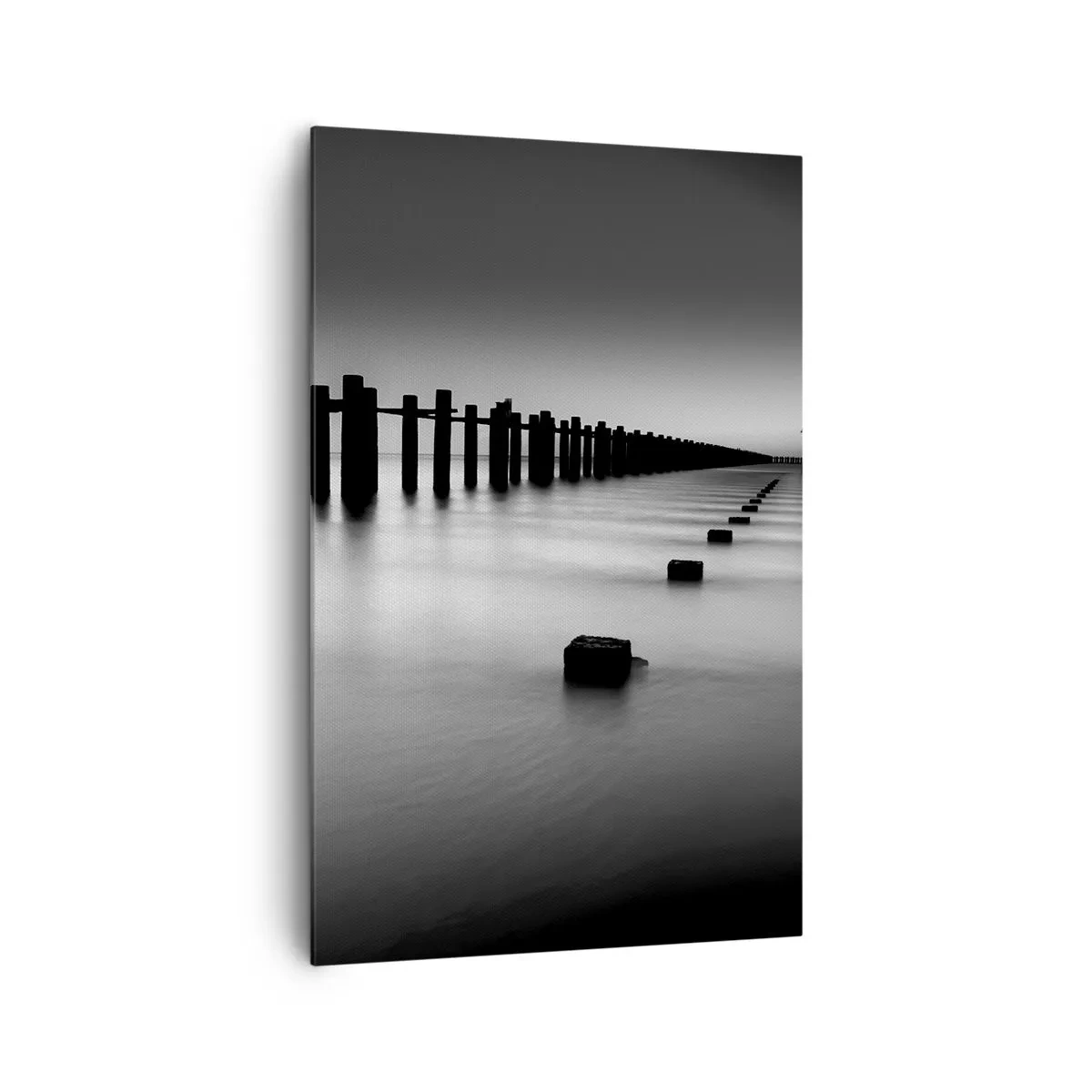 Obraz na płótnie - Drewniane pale i betonowe bloki zanurzone w wodzie w czarno-białej tonacji - 80x120cm - Szara dal we mgle - Nowoczesna dekoracja ścienna do salonu i sypialni ARTTOR