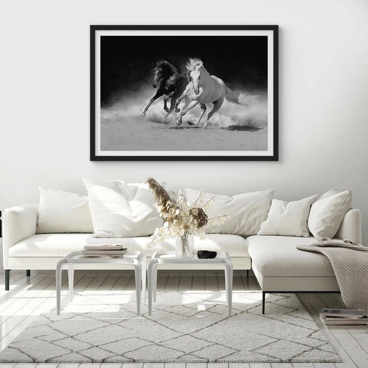 Plakat w czarnej ramie - Biegnące konie w czerni i bieli - 100x70cm - Galop wolności - Nowoczesna dekoracja ścienna do salonu i sypialni ARTTOR