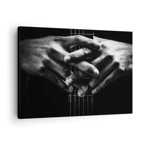 Obraz na płótnie - Dłonie splecione na gitarze w monochromatycznej tonacji - 70x50cm - Modlitwa artysty - Nowoczesna dekoracja ścienna do salonu i sypialni ARTTOR