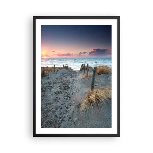 Plakat w czarnej ramie - Plażowa ścieżka o zachodzie słońca z widokiem na morze - 50x70cm - Rozlałeś tęczę blasków promienistą… - Nowoczesna dekoracja ścienna do salonu i sypialni ARTTOR