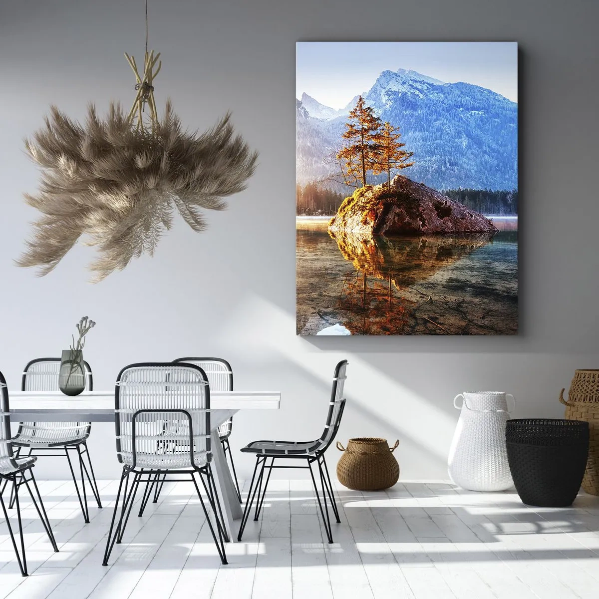 Obraz na płótnie - Skała z drzewami na jeziorze z górami w tle - 50x70cm - Natura w nowym świetle - Nowoczesna dekoracja ścienna do salonu, kuchni i sypialni ARTTOR