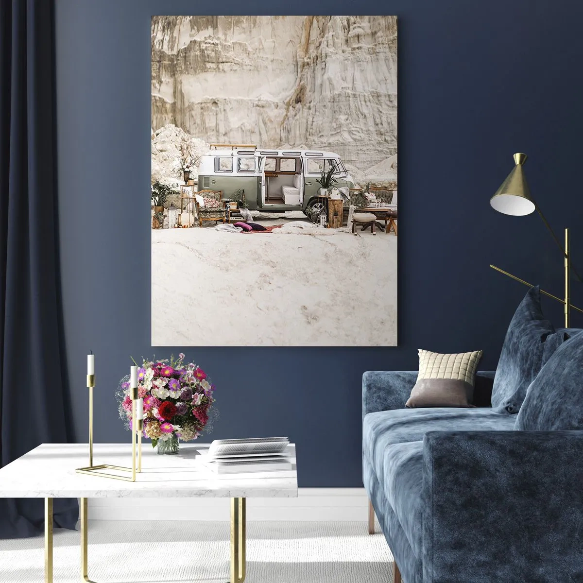 Obraz na szkle - Wnętrze kampera w pustynnej scenerii, z elementami boho i natury - 50x70cm - Podróż czas zacząć - Nowoczesna dekoracja ścienna do salonu, kuchni i sypialni ARTTOR