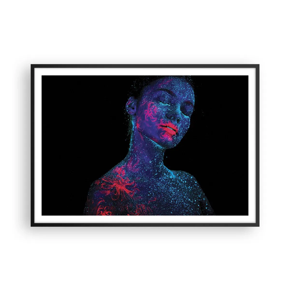 Plakat w czarnej ramie - Portret kobiety w neonowych kolorach na czarnym tle - 100x70cm - W gwiezdnym pyle - Nowoczesna dekoracja ścienna do salonu i sypialni ARTTOR