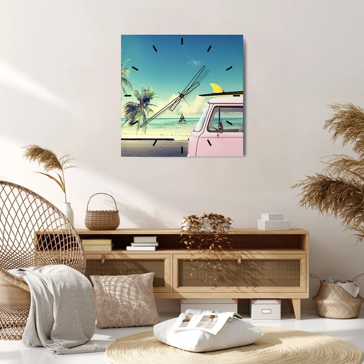 Zegar ścienny - Różowy van z deską surfingową na tle tropikalnej plaży - 30x30cm - Wakacje czas zacząć - Nowoczesna dekoracja ścienna do salonu i sypialni ARTTOR