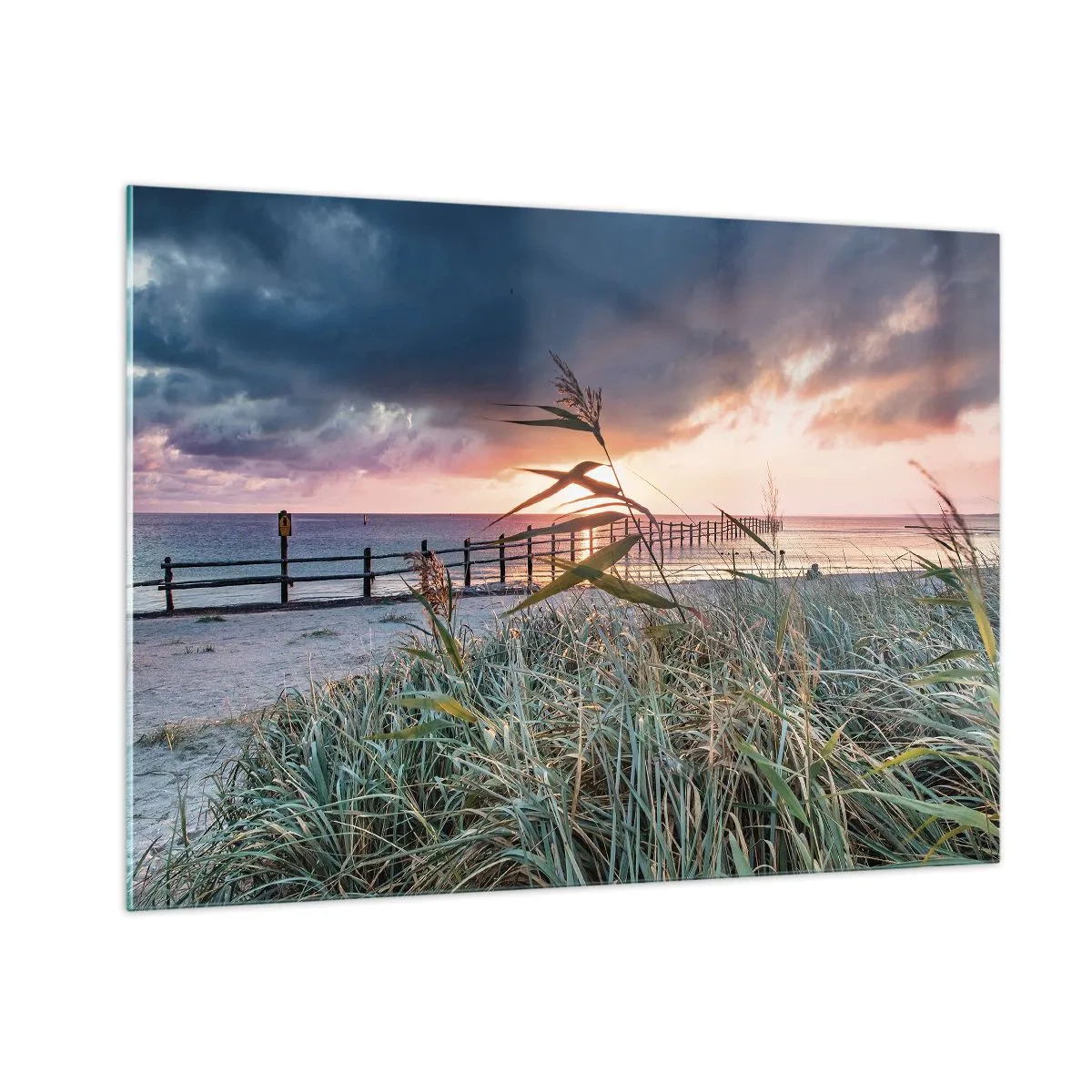 Obraz na szkle - Plaża o zachodzie słońca z widokiem na pomost, otoczona trawami - 100x70cm - Nie przemija z wiatrem - Nowoczesna dekoracja ścienna do salonu, kuchni i sypialni ARTTOR