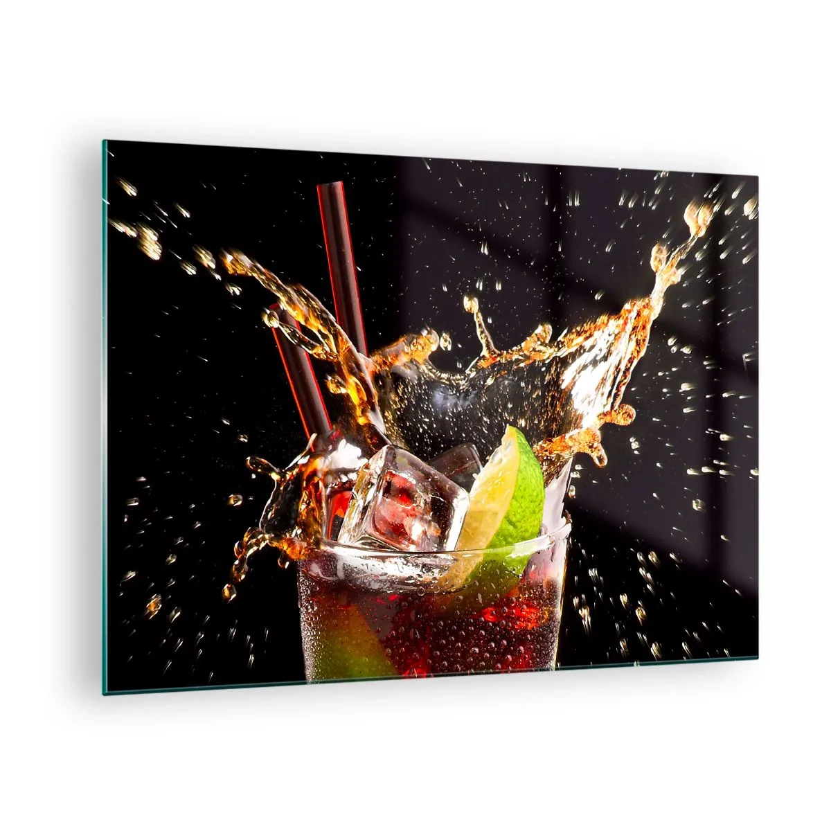 Obraz na szkle - Szklanka napoju z limonką i rozpryskiem na czarnym tle - 70x50cm - Radość i energia kolorów - Nowoczesna dekoracja ścienna do salonu i sypialni ARTTOR