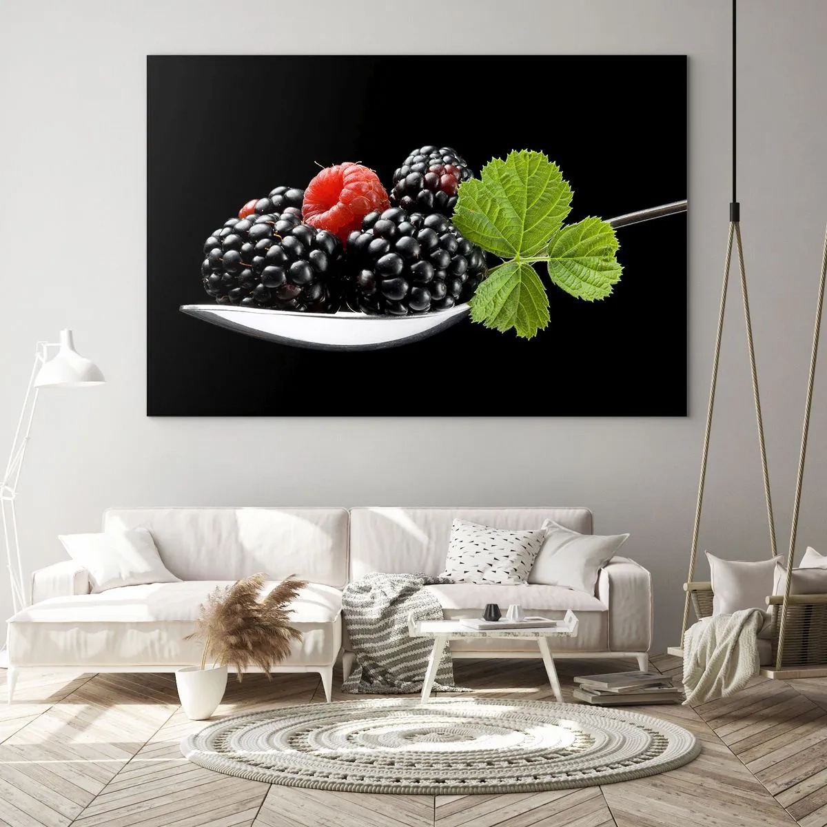 Obraz na szkle - Maliny i jeżyny na łyżce z zielonym liściem na czarnym tle - 100x70cm - Smak świeżości - Nowoczesna dekoracja ścienna do salonu, kuchni i sypialni ARTTOR