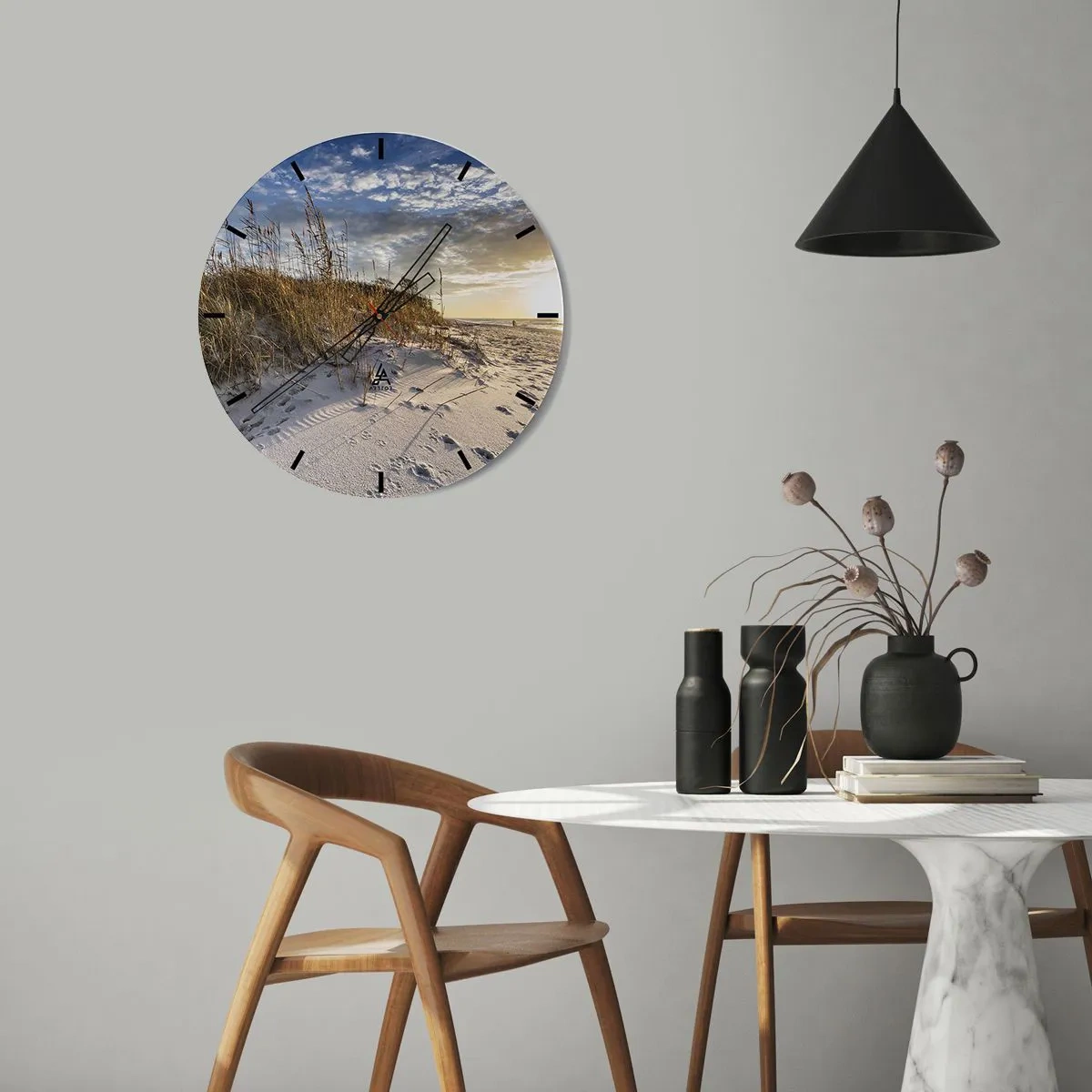 Zegar ścienny - Piaszczysta plaża z trawami o zachodzie słońca - 30x30cm - Zaproszenie na spacer - Nowoczesna dekoracja ścienna do salonu, kuchni i sypialni ARTTOR