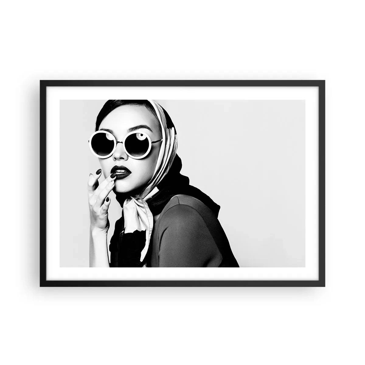 Plakat w czarnej ramie - Czarno-biały portret kobiety w okularach i chuście - 70x50cm - Pozdrowienia z lat 60. - Nowoczesna dekoracja ścienna do salonu i sypialni ARTTOR