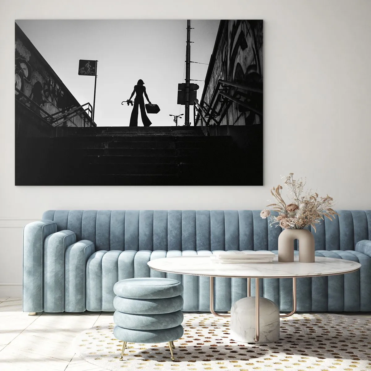 Obraz na szkle - Czarno-biała sylwetka kobiety na tle miejskiego pejzażu - 70x50cm - Miejska wędrówka - Nowoczesna dekoracja ścienna do salonu i sypialni ARTTOR