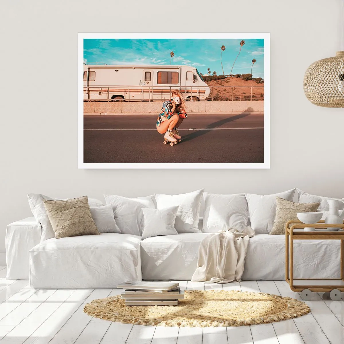 Plakat - Dziewczyna na wrotkach robiąca zdjęcie w słoneczny dzień - 100x70cm - Uśmiech, proszę! - Nowoczesna dekoracja ścienna do salonu i sypialni ARTTOR