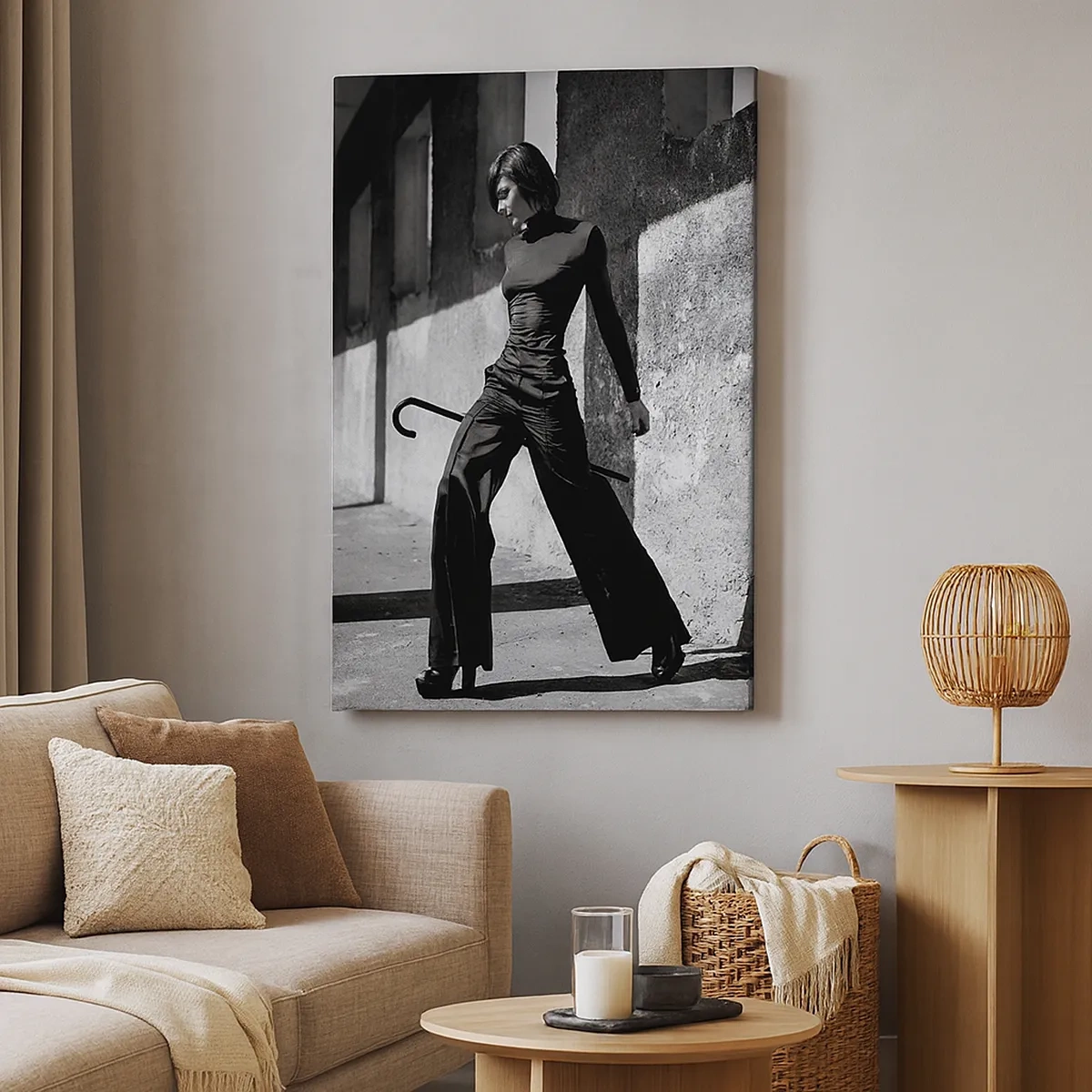 Obraz na płótnie - Kobieta w czarnym stroju z laską na tle surowych miejskich murów - 50x70cm -  Miejska elegancja - Nowoczesna dekoracja ścienna do salonu, kuchni i sypialni ARTTOR