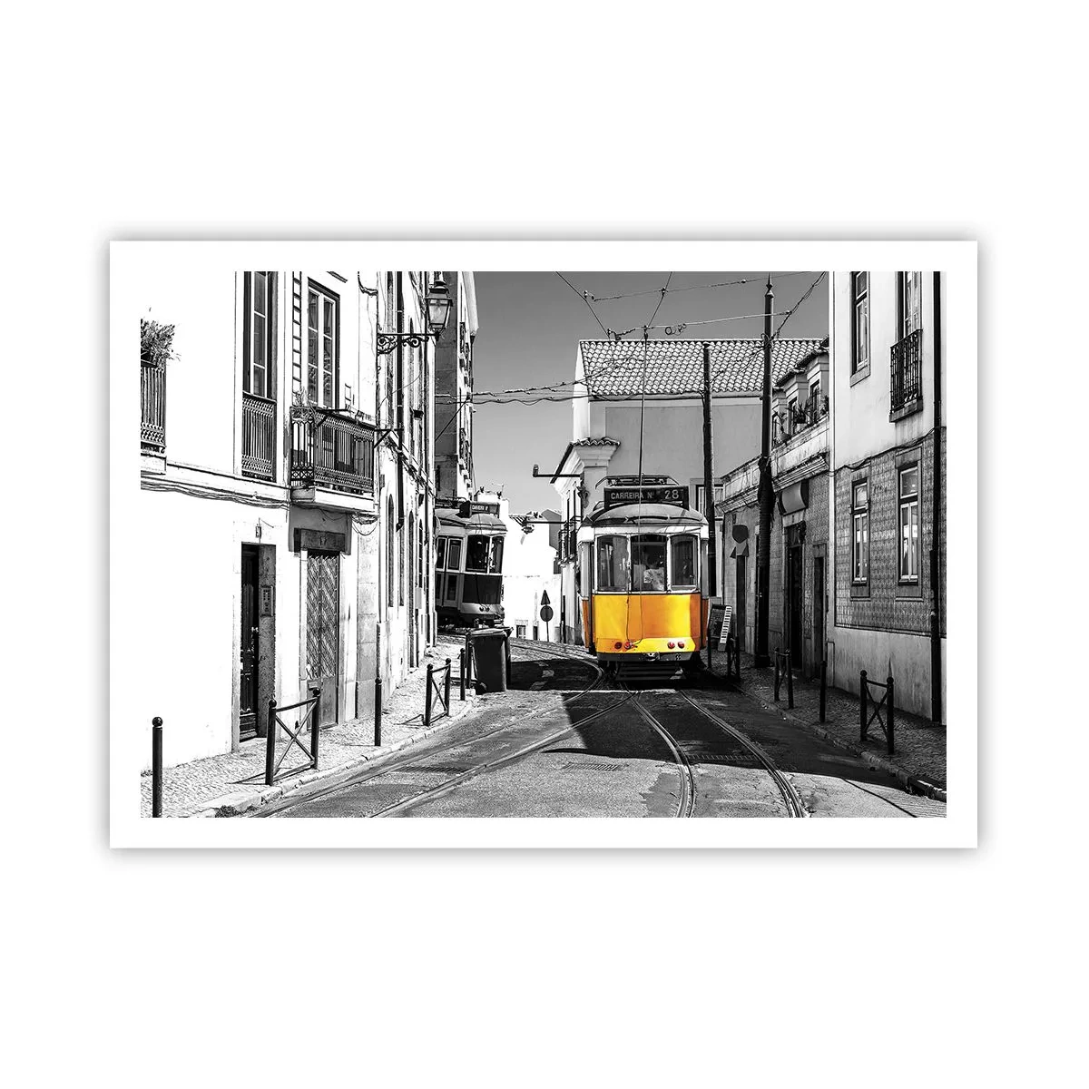 Plakat - Żółty tramwaj na ulicach Lizbony w monochromatycznej scenerii - 100x70cm - Duch Lizbony - Nowoczesna dekoracja ścienna do salonu i sypialni ARTTOR