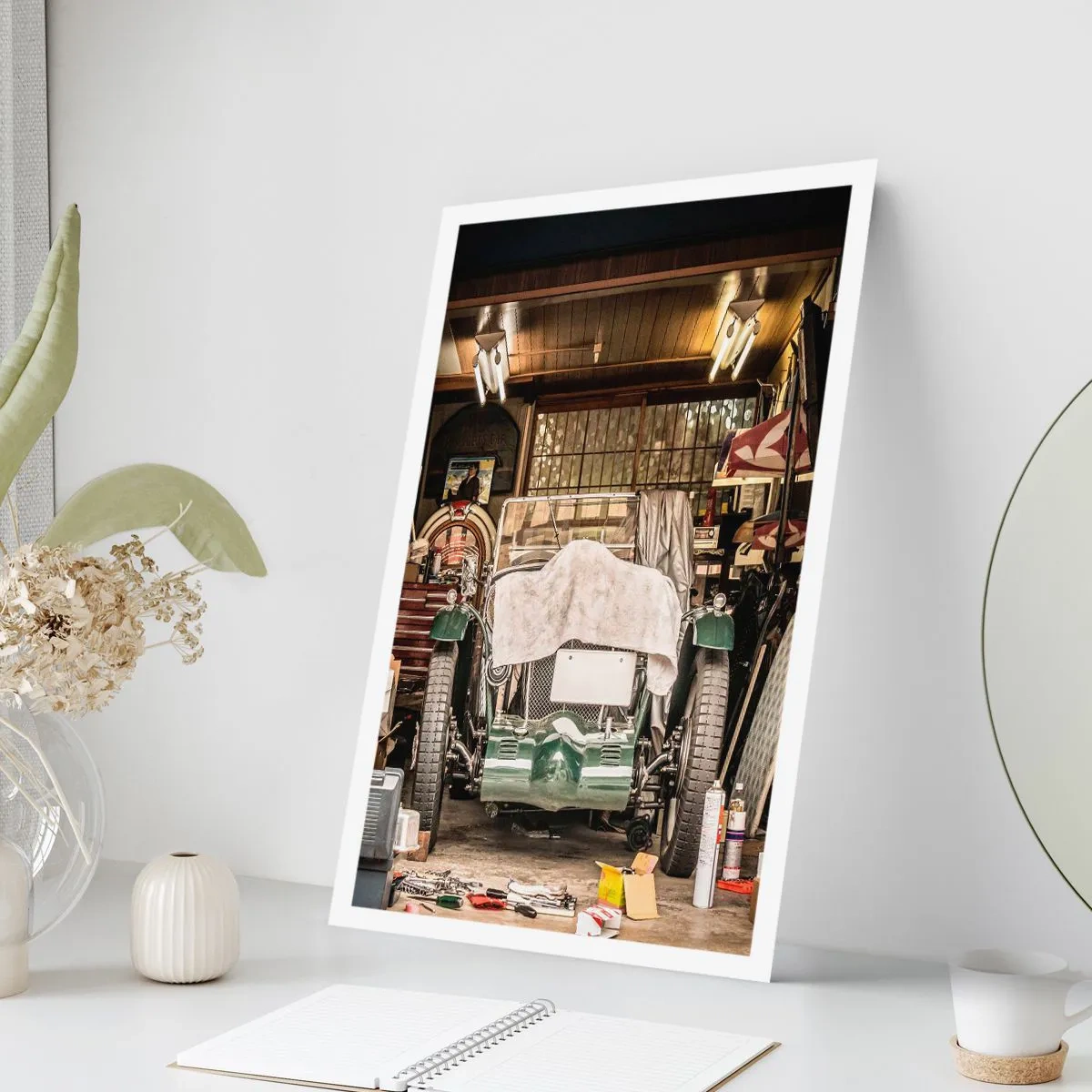 Plakat - Zabytkowy samochód w garażu otoczony narzędziami - 50x70cm - Powrót do przeszłości - Nowoczesna dekoracja ścienna do salonu, kuchni i sypialni ARTTOR