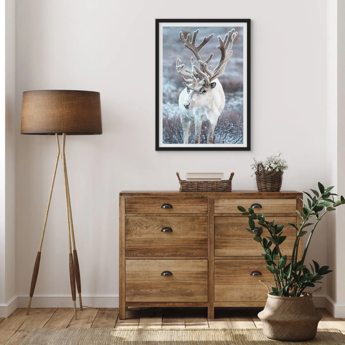 Plakat w czarnej ramie - Biały renifer w zimowym krajobrazie - 50x70cm - Portret w słońcu - Nowoczesna dekoracja ścienna do salonu i sypialni ARTTOR