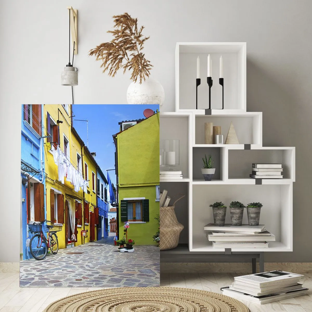 Obraz na szkle - Kolorowa uliczka z rowerami i ozdobionymi domami - 50x70cm - Pastelowy, słodki zaułek - Nowoczesna dekoracja ścienna do salonu, kuchni i sypialni ARTTOR