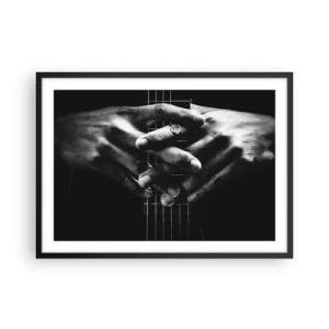 Plakat w czarnej ramie - Dłonie splecione na gitarze w monochromatycznej tonacji - 70x50cm - Modlitwa artysty - Nowoczesna dekoracja ścienna do salonu i sypialni ARTTOR