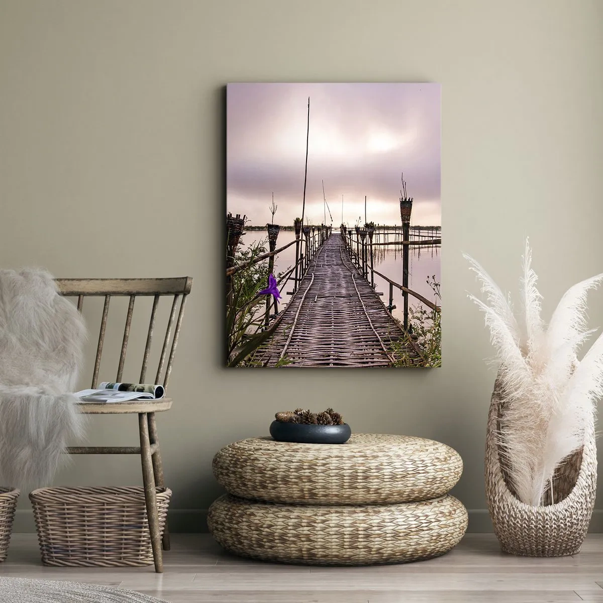Obraz na płótnie - Bambusowe molo prowadzące na jezioro o świcie - 50x70cm - Spokój i cisza Azji - Nowoczesna dekoracja ścienna do salonu, kuchni i sypialni ARTTOR