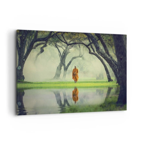 Obraz na płótnie - Mnich w pomarańczowej szacie w lesie z mglistym tłem i odbiciem w wodzie - 100x70cm - W drodze do oświecenia - Nowoczesna dekoracja ścienna do salonu, kuchni i sypialni ARTTOR