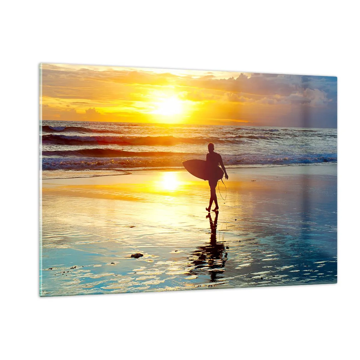 Obraz na szkle - Surfer idący po plaży o zachodzie słońca z deską - 120x80cm - Powrót wojownika - Nowoczesna dekoracja ścienna do salonu, kuchni i sypialni ARTTOR