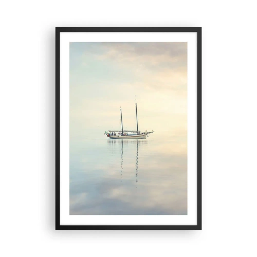 Plakat w czarnej ramie - Statek na spokojnym morzu z delikatnym odbiciem - 50x70cm - W morzu ciszy - Nowoczesna dekoracja ścienna do salonu i sypialni ARTTOR