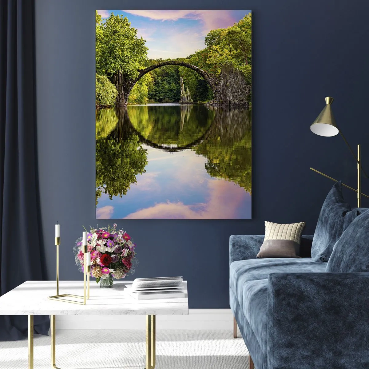 Obraz na szkle - Kamienny most odbijający się w spokojnej tafli jeziora - 50x70cm - Na styku dwóch światów - Nowoczesna dekoracja ścienna do salonu, kuchni i sypialni ARTTOR