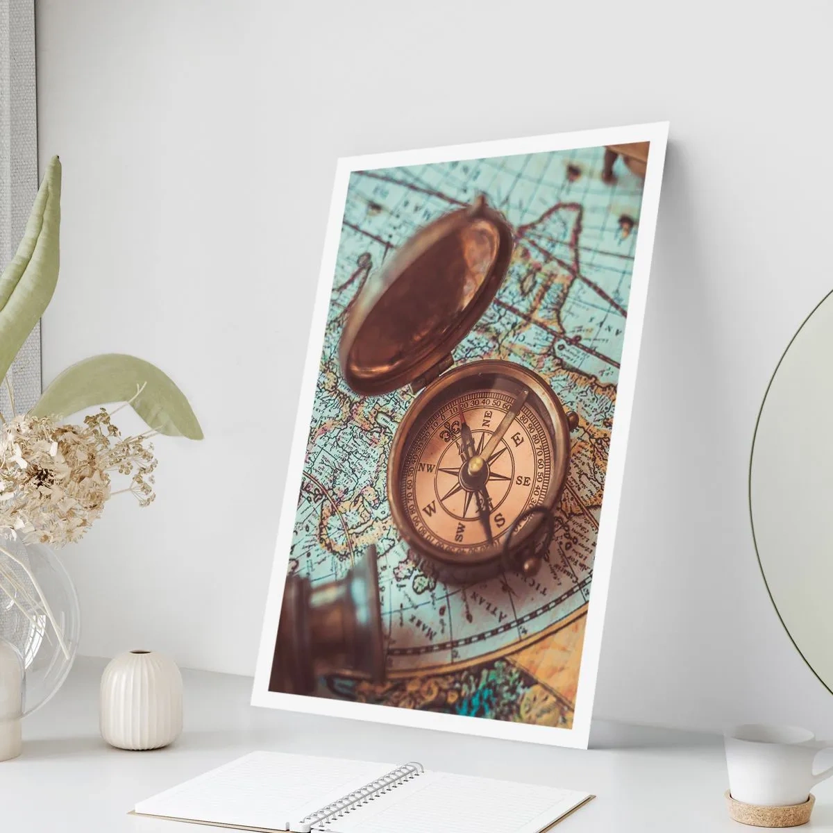 Plakat - Zabytkowy kompas na tle mapy świata - 50x70cm - Dla poszukiwacza przygód - Nowoczesna dekoracja ścienna do salonu, kuchni i sypialni ARTTOR