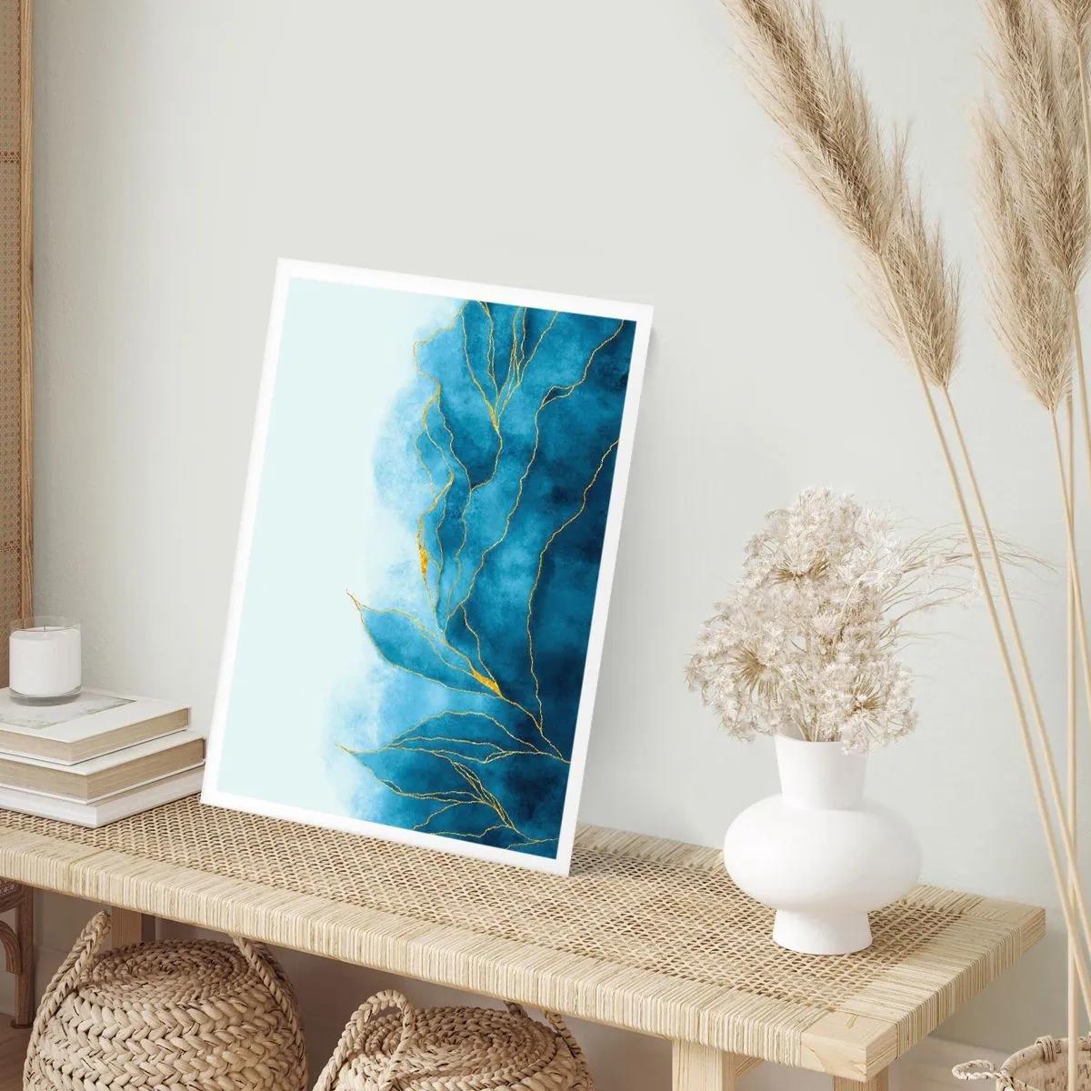 Plakat - Abstrakcyjna kompozycja w odcieniach błękitu ze złotymi liniami - 50x70cm - Błękit w złocie - Nowoczesna dekoracja ścienna do salonu, kuchni i sypialni ARTTOR