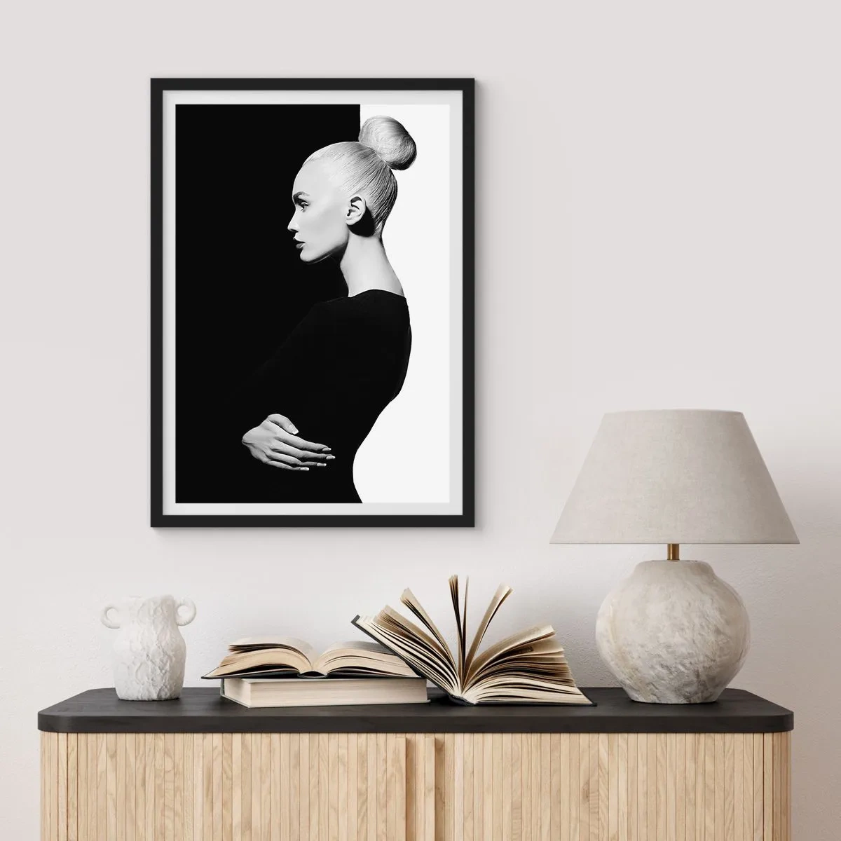 Plakat w czarnej ramie - Minimalistyczny portret kobiety w czarno-białej kompozycji - 50x70cm - Po prostu kobieta - Nowoczesna dekoracja ścienna do salonu i sypialni ARTTOR