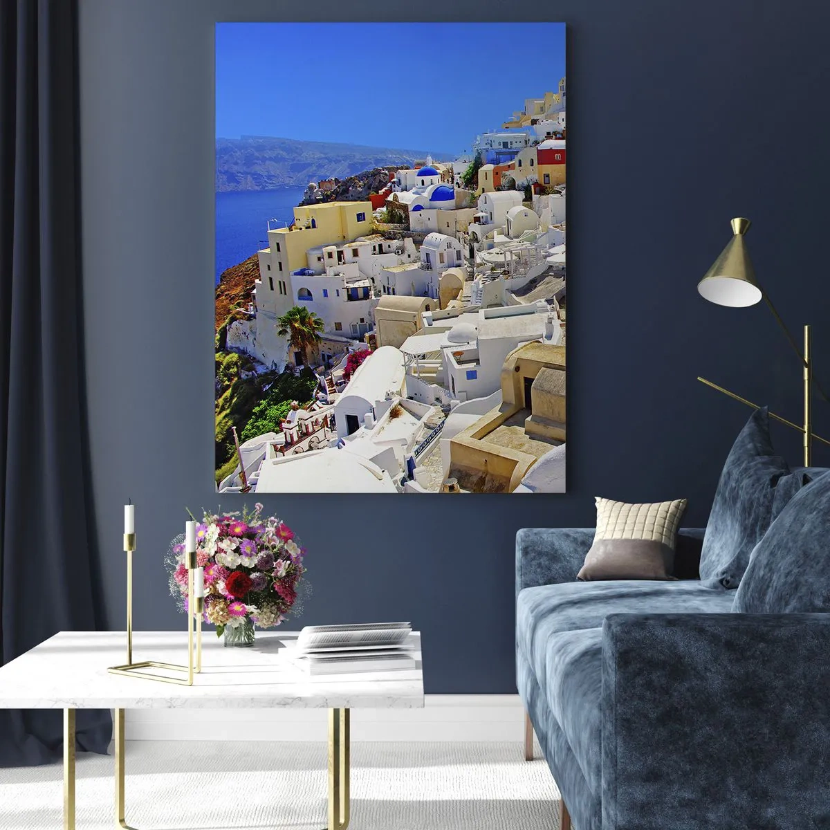 Obraz na szkle - Panorama Santorini z białymi domami i błękitnym niebem - 70x100cm - Marzenie o greckim lecie - Nowoczesna dekoracja ścienna do salonu i sypialni ARTTOR