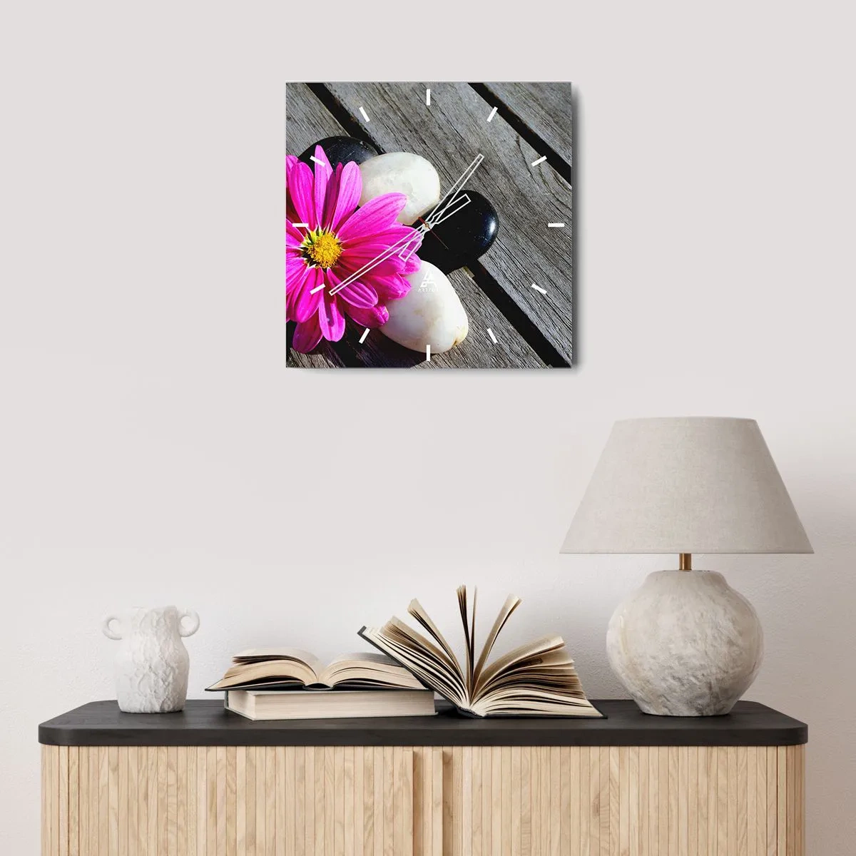 Zegar ścienny - Różowy kwiat na tle drewnianych desek z kamieniami - 30x30cm - Odpoczynek na pomoście - Nowoczesna dekoracja ścienna do salonu i sypialni ARTTOR