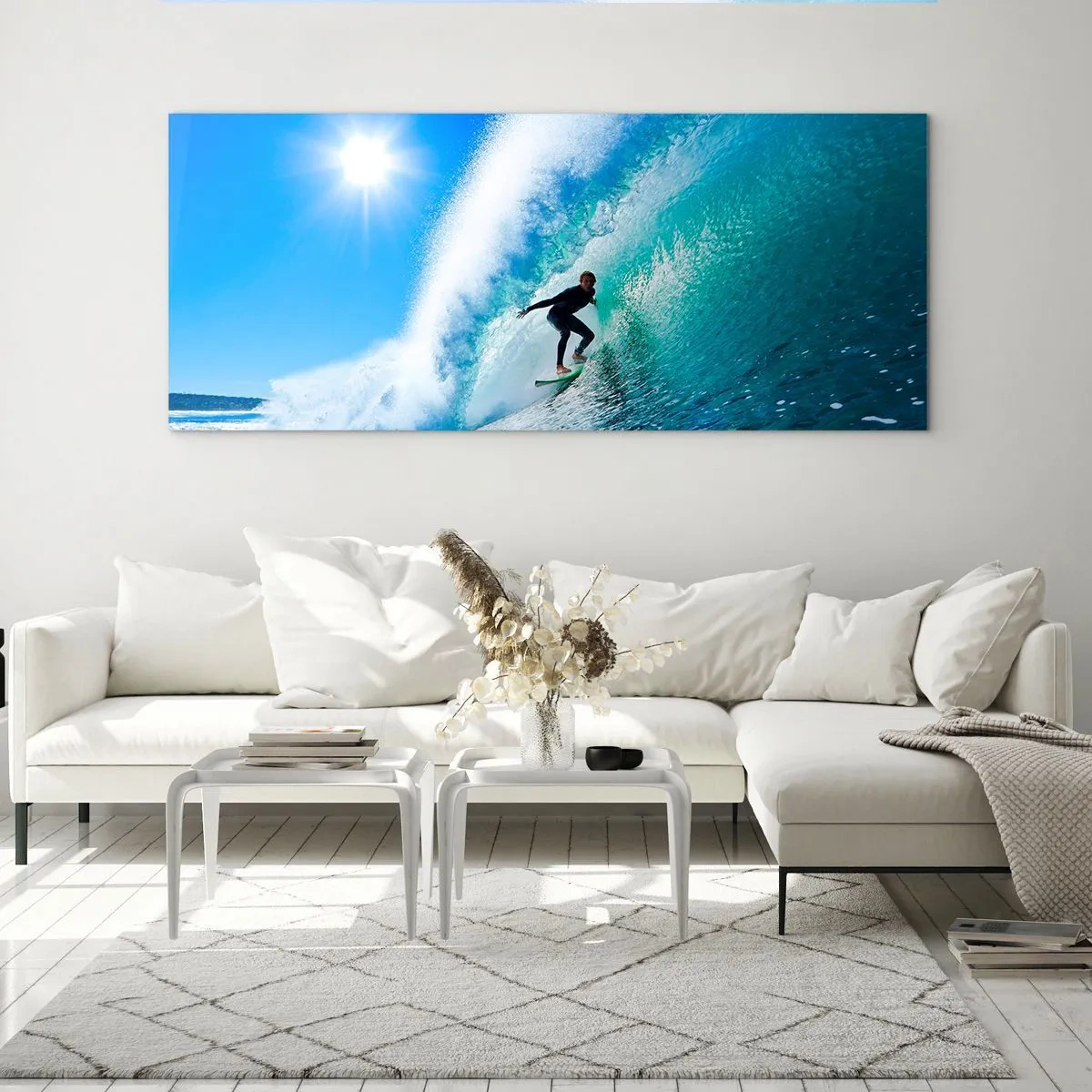 Obraz na szkle - Surfer na desce pływający wewnątrz potężnej fali pod błękitnym niebem - 120x50cm - Przez wielki błękit - Nowoczesna dekoracja ścienna do salonu i sypialni ARTTOR