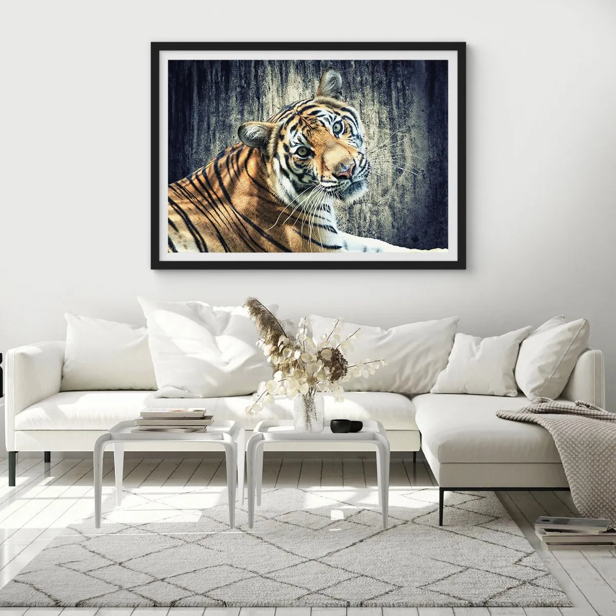 Plakat w czarnej ramie - Tygrys leżący na tle surowej tekstury ściany - 70x50cm - Portret w strugach światła - Nowoczesna dekoracja ścienna do salonu i sypialni ARTTOR