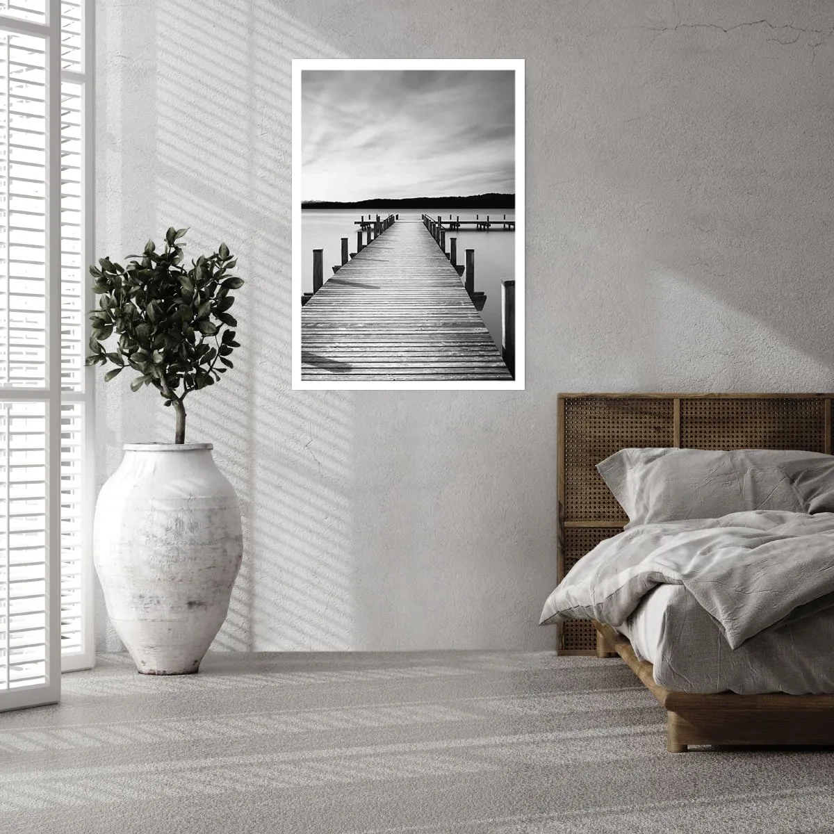 Plakat - Drewniany pomost nad spokojnym jeziorem w czerni i bieli - 50x70cm - U wodopoju – spokoju - Nowoczesna dekoracja ścienna do salonu, kuchni i sypialni ARTTOR