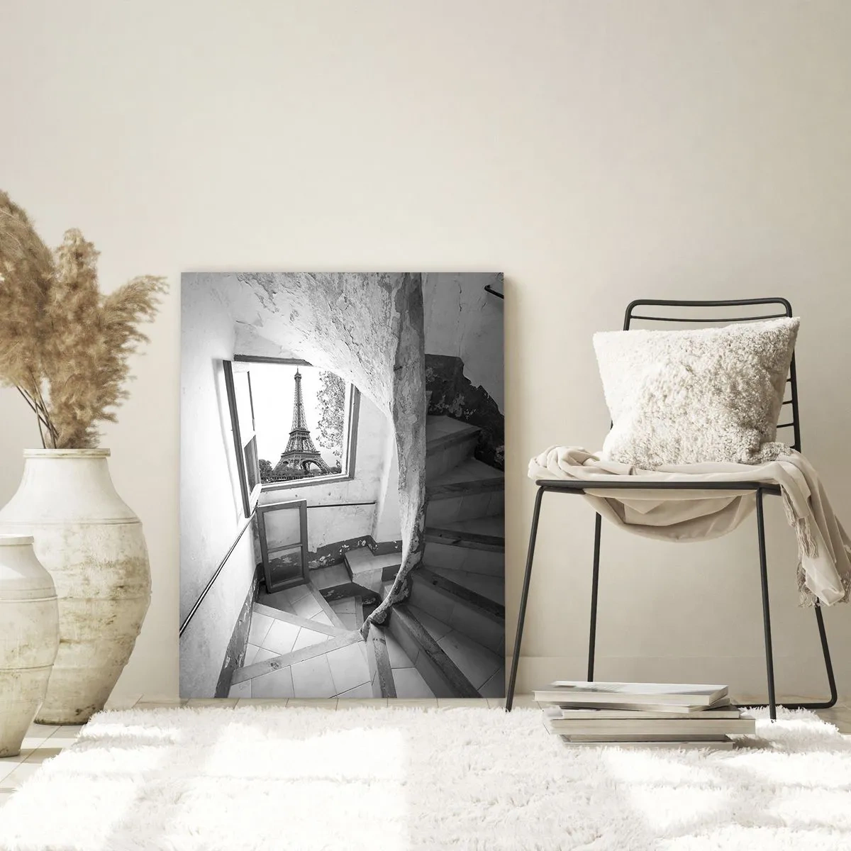 Obraz na szkle - Schody w starej kamienicy z widokiem na wieżę Eiffla przez okno - 70x100cm - Co za widok! - Nowoczesna dekoracja ścienna do salonu i sypialni ARTTOR
