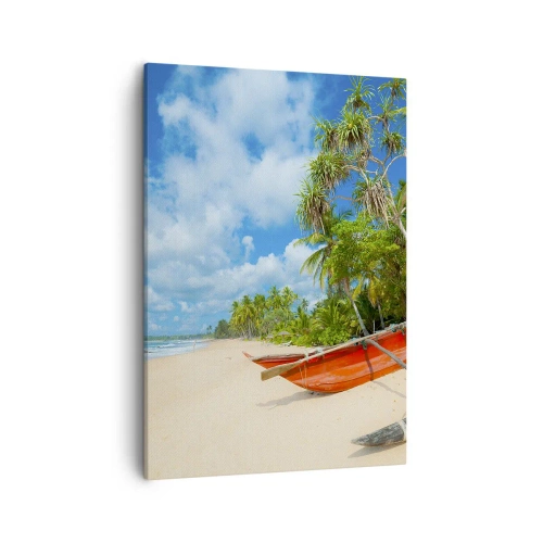 Obraz na płótnie - Tropikalna plaża z łodziami i palmami pod błękitnym niebem - 50x70cm - Urok tropików - Nowoczesna dekoracja ścienna do salonu, kuchni i sypialni ARTTOR