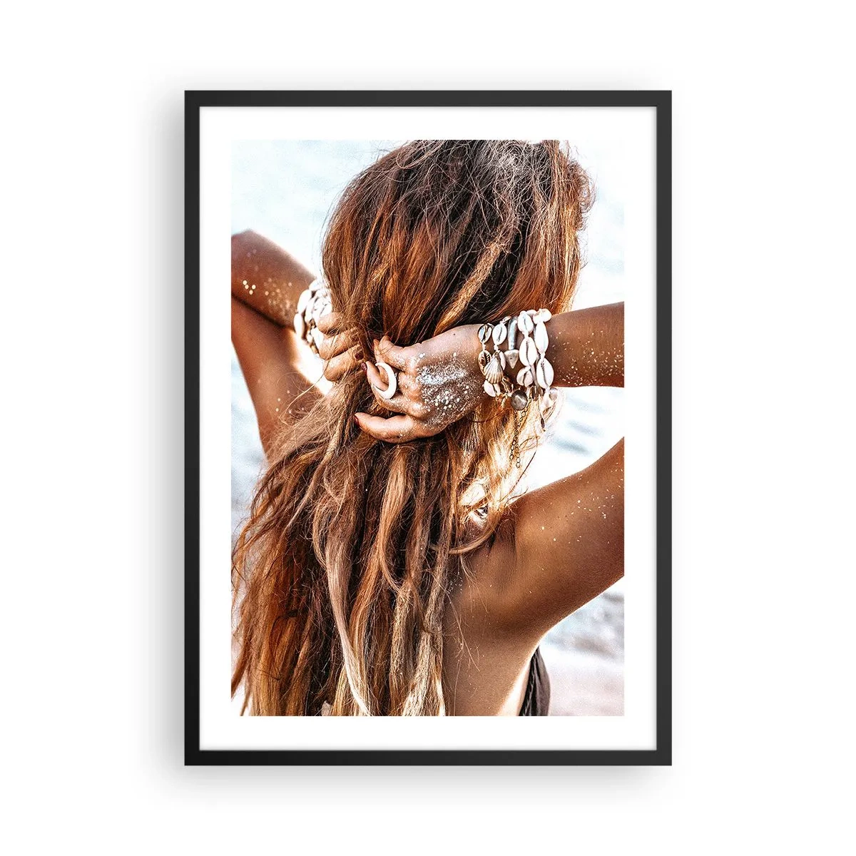 Plakat w czarnej ramie - Kobieta z długimi włosami ozdobionymi muszlami nad morzem - 50x70cm - Siostra wody i słońca - Nowoczesna dekoracja ścienna do salonu i sypialni ARTTOR