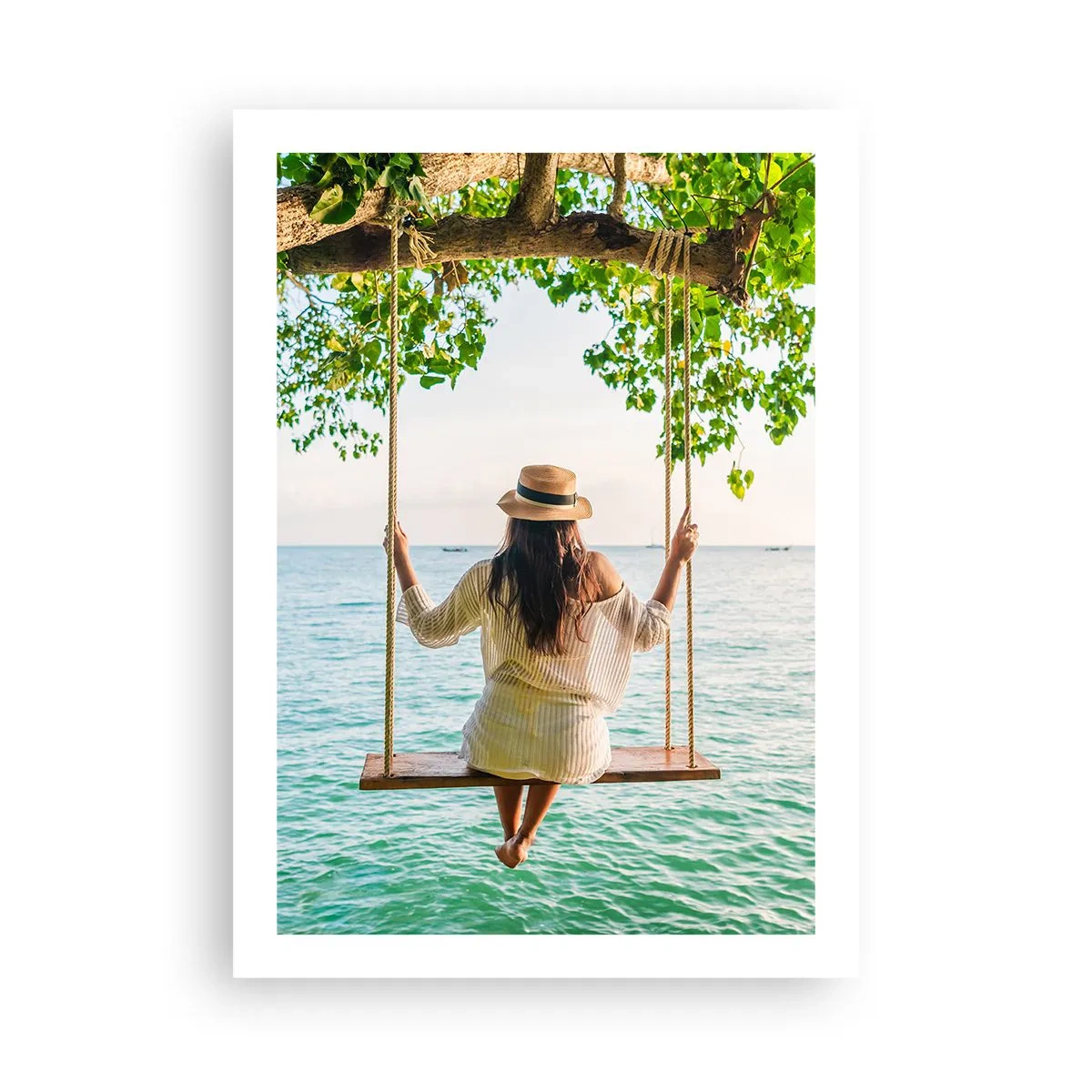 Plakat - Kobieta na huśtawce nad morzem w tropikalnym otoczeniu - 50x70cm - Życie jest piękne - Nowoczesna dekoracja ścienna do salonu, kuchni i sypialni ARTTOR