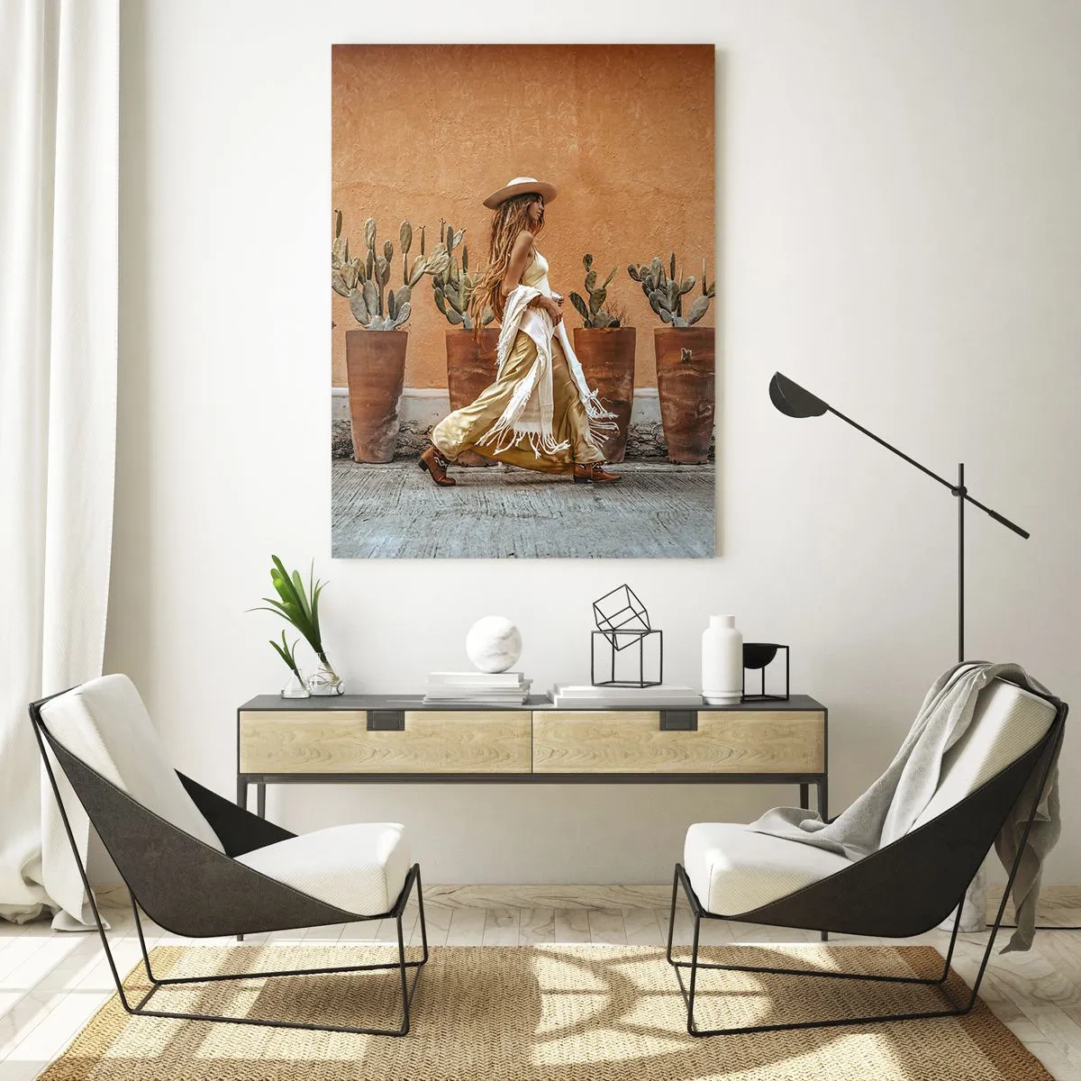 Obraz na szkle - Kobieta w stylu boho na tle donic z kaktusami - 80x120cm - W stylu hippie - Nowoczesna dekoracja ścienna do salonu i sypialni ARTTOR